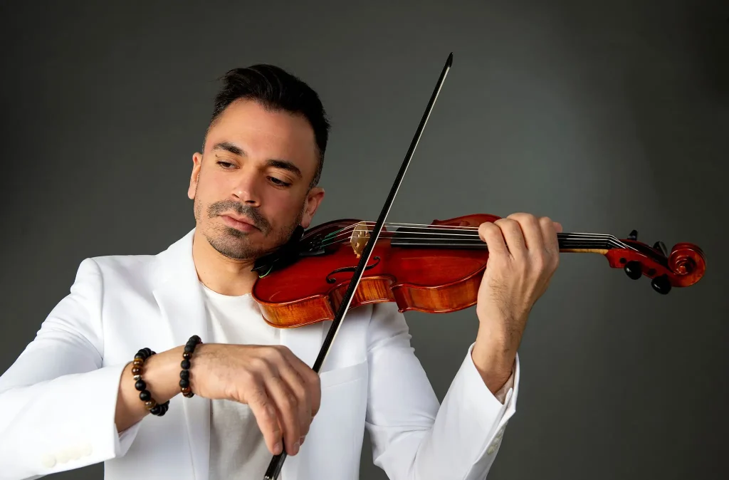 Martin Guha Live Violin Artist für Hochzeiten und Firmen Events, spielt auf seiner klassichen Geige