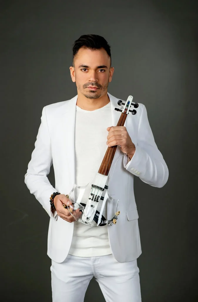 Martin Guha Live Violin Artist ür Hochzeiten und Firmen Events, zeigt seine elektrische Geige AURORA