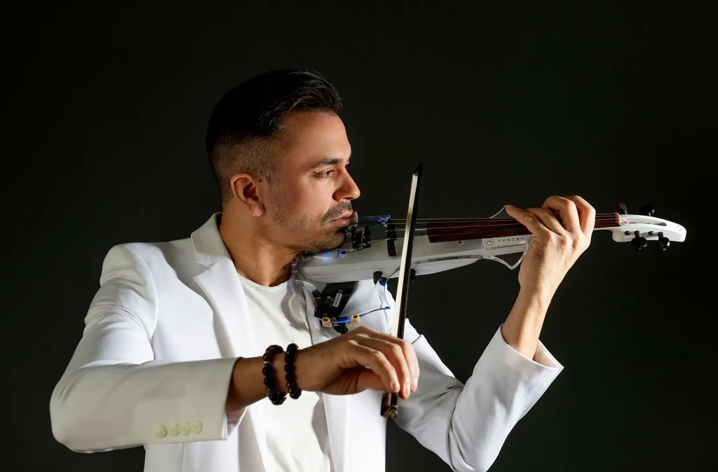 Martin Guha Live Violin Artist für Hochzeiten und Firmen Events, spielt auf seiner elektrische Geige AURORA