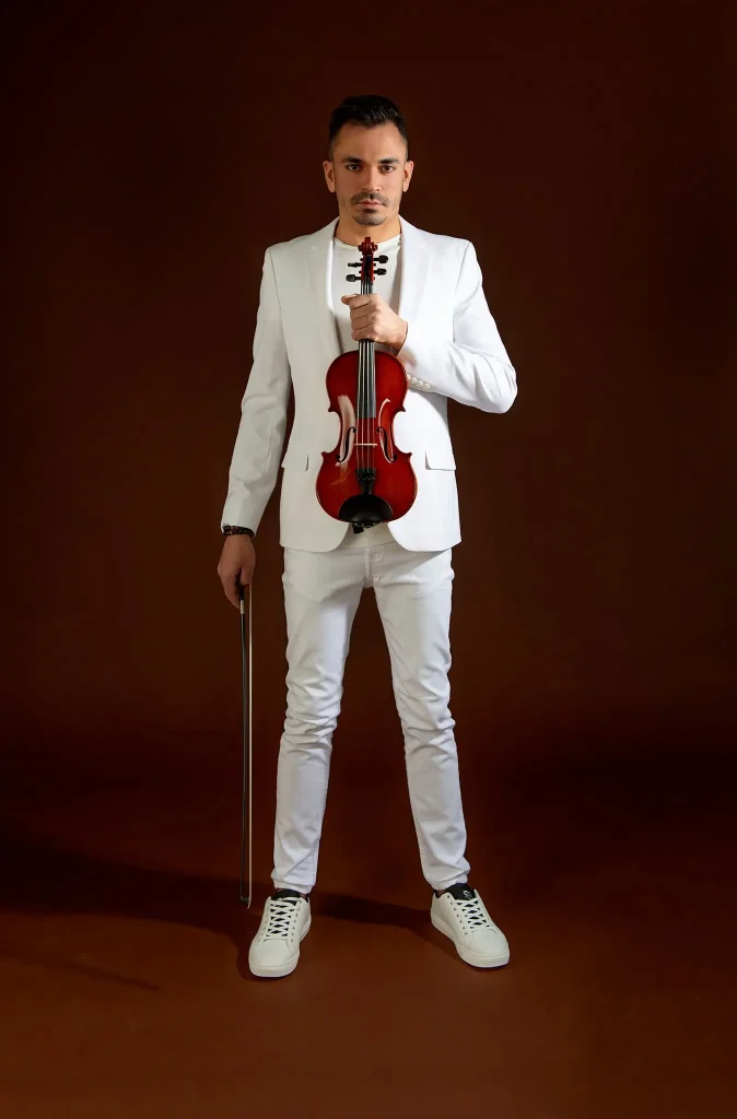 Martin Guha Live Violin Artist für Hochzeiten und Firmen Events, zeigt seine klassische Geige aus Holz mit Streichbogen