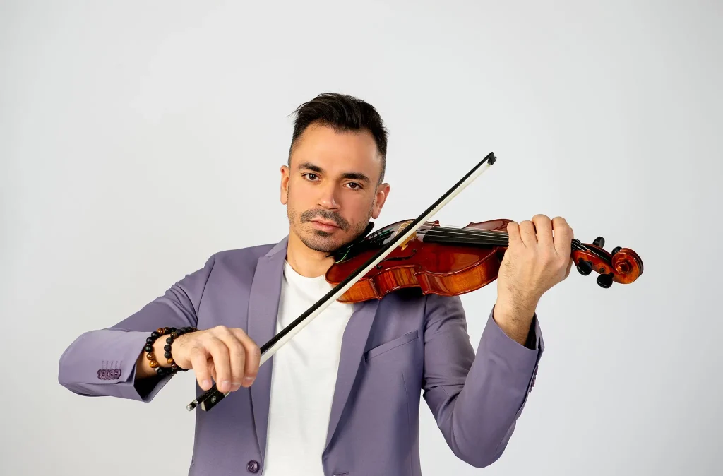Martin Guha Live Violin Artist für Hochzeiten und Firmen Events, spielt auf seiner klassischen Geige aus Holz