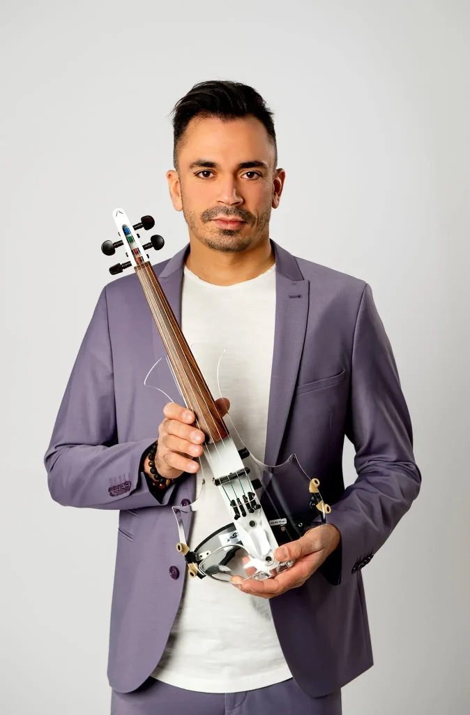 Martin Guha Live Violin Artist für Hochzeiten und Firmen Events, zeigt seine elektrische Geige AURORA