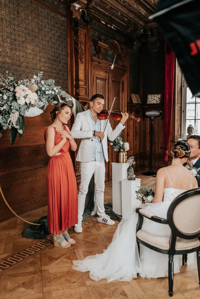 Martin Guha spielt Violine im Kupferhof Stolberg während einer Trauung, gemeinsam mit Sarah Schiffer.