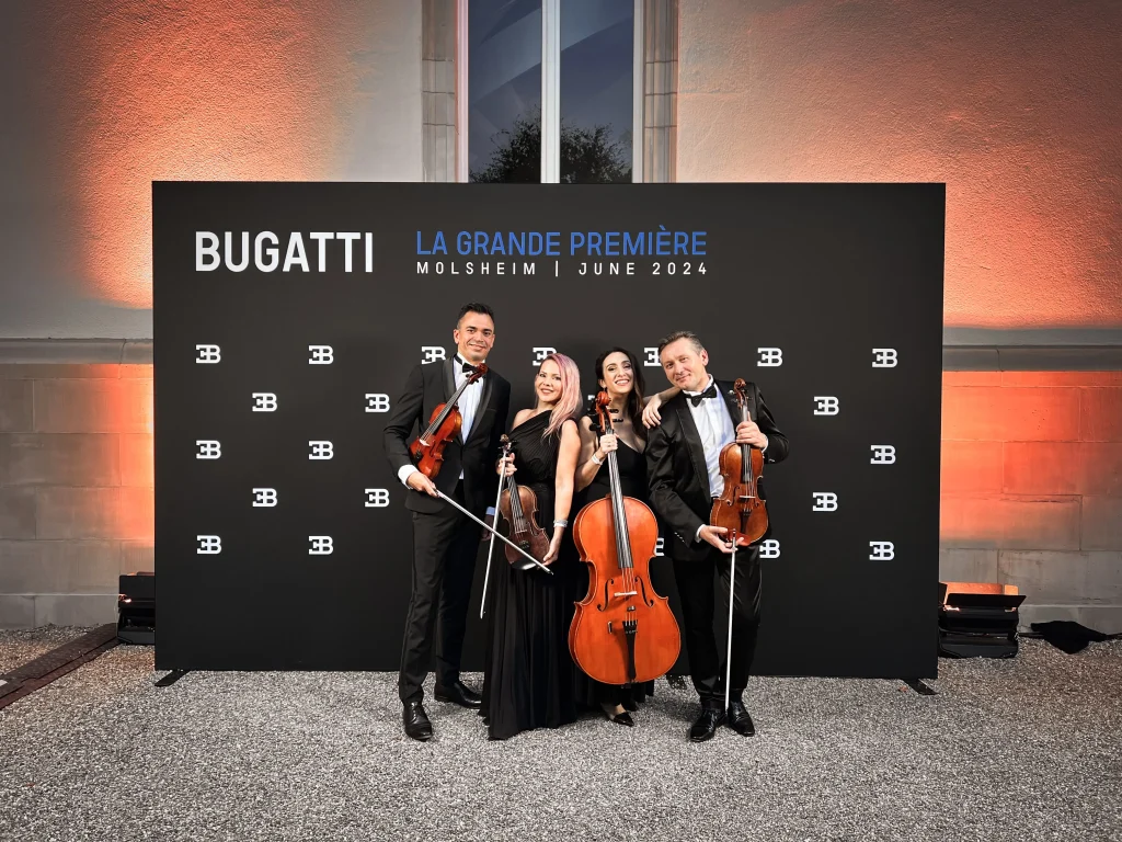 Martin Guha spielt mit einem Streichquartett auf der Bugatti Premiere des neuen Tourbillon in Frankreich im Juni 2024.