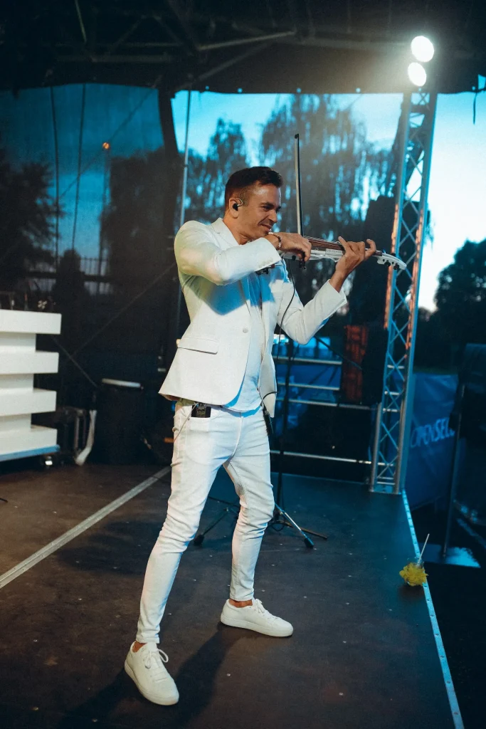 Martin Guha spielt auf dem CHIO Aachen auf dem White Party Event mit seiner Elektro Violine.