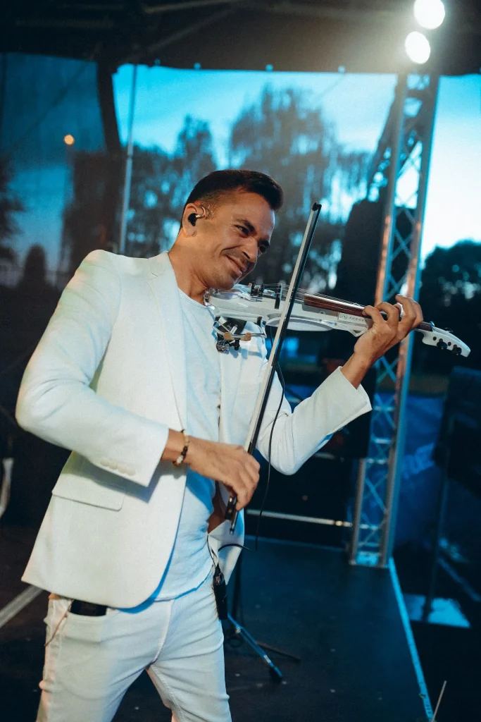 Martin Guha spielt auf dem CHIO Aachen auf dem White Party Event mit seiner Band und seiner Elektro Violine.