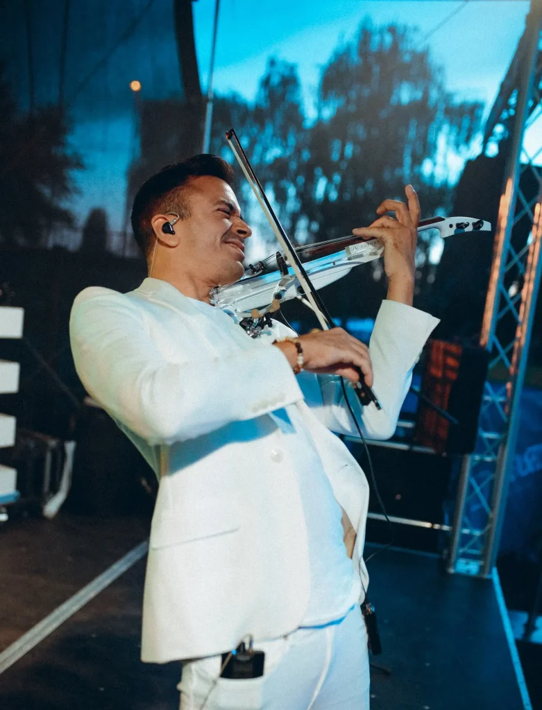 Martin Guha spielt emotional auf dem CHIO Aachen auf dem White Party Event mit seiner Elektro Violine.