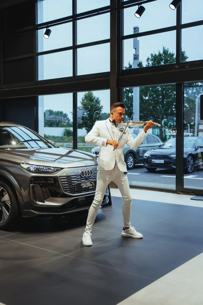 Bei dem Event: Showroom Eröffnung von Jacobs automobile Mönchengladbach spielt Martin Guha E-Violine.