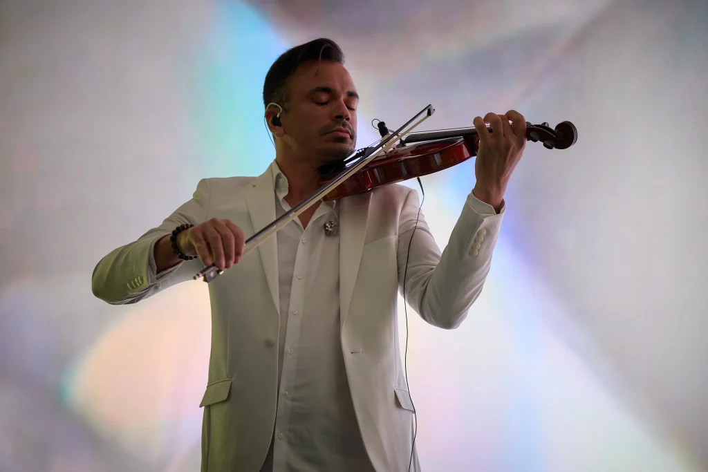 Martin Guha spielt seine Elektro Violine auf dem Event von L'oréal Paris bei der Kérastase Präsentation