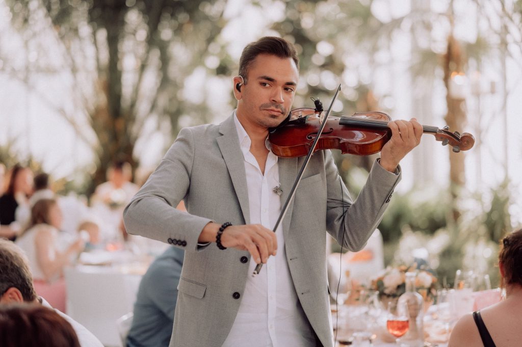 Martin Guha Violinist spilet Begleitmusik