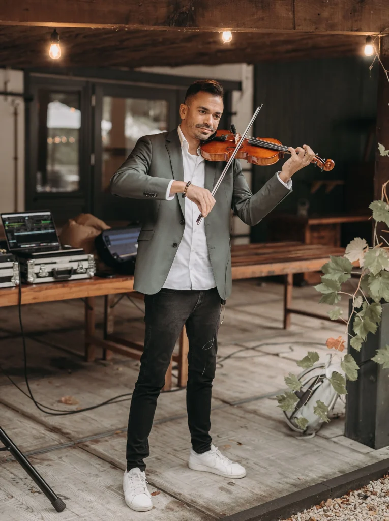 Martin Guha spielt Hochzeitsmusik mit seiner Violine.