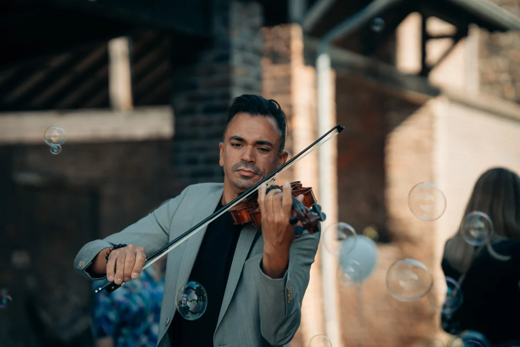 Martin Guha spielt Hintergrundmusik zum Sektempfang.