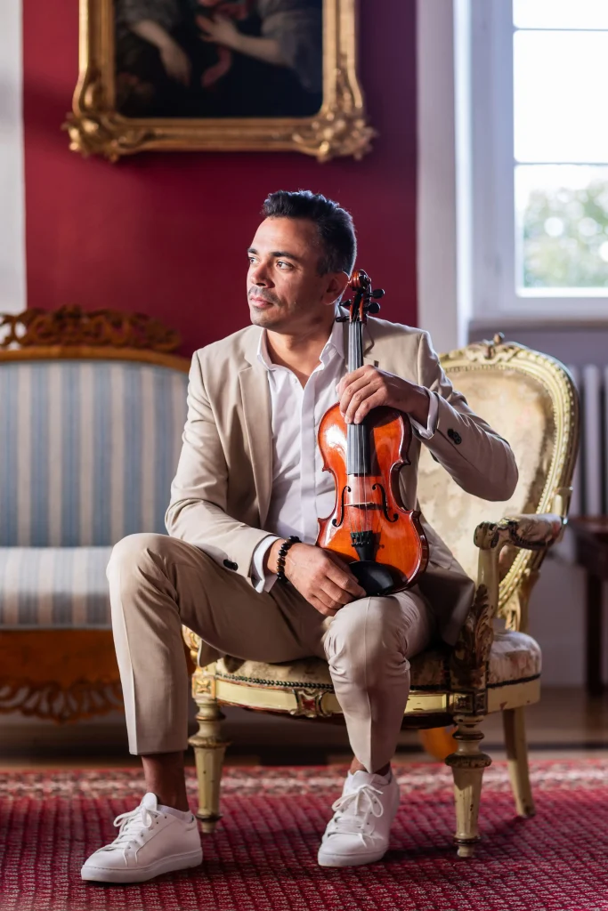 Martin Guha spielt Violine auf dem Schloss Jaegersburg in Eggolsheim.