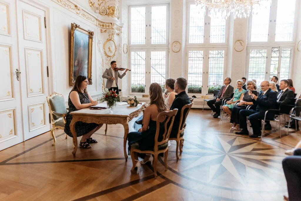 Martin Guha spielt Violine auf der Standesamtlichen Trauung im Weißen Saal in Aachen vor dem Brautpaar und den Gästen.
