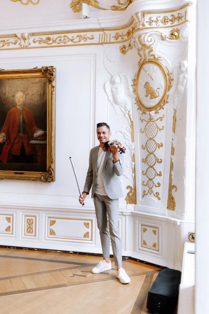 Martin Guha mit seiner Violine auf der standesamtlichen Trauung von Pia & Fabia im weißen Saal in Aachen.