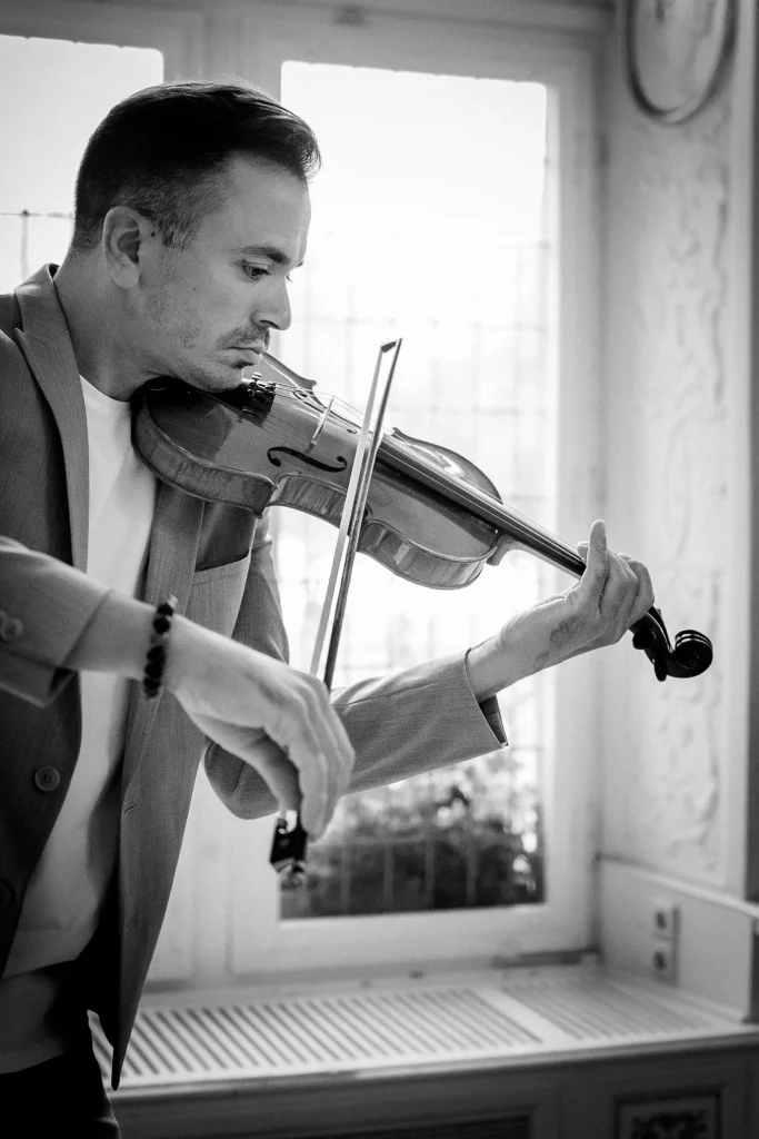 Martin Guha spielt Violine im weißen Saal in Aachen.