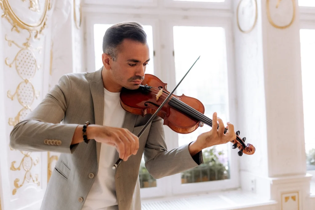 Martin Guha spielt Violine auf der standesamtlichen Trauung von Pia & Fabia im weißen Saal in Aachen.