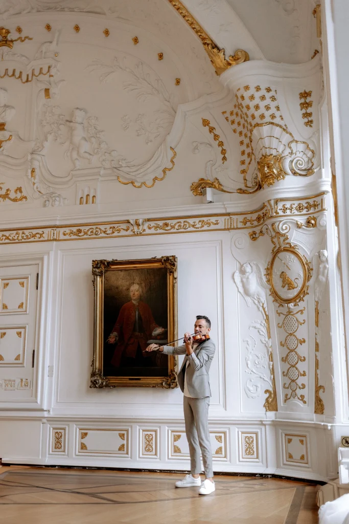 Martin Guha spielt Violine auf der standesamtlichen Trauung von Pia & Fabia im weißen Saal in Aachen.