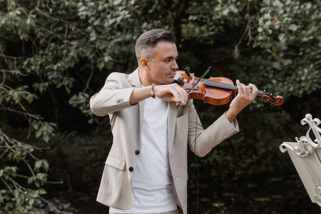 Martin Guha spielt Geige im Scheunentraum in Aachen auf einer freien Trauung für das Brautpaar.